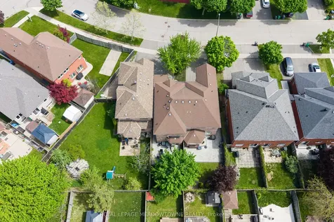 6028 Clover Ridge Crescent Mississauga ON L5N 7B4