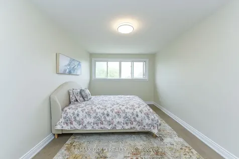 7595 Wrenwood Crescent Mississauga ON L4T 2V8
