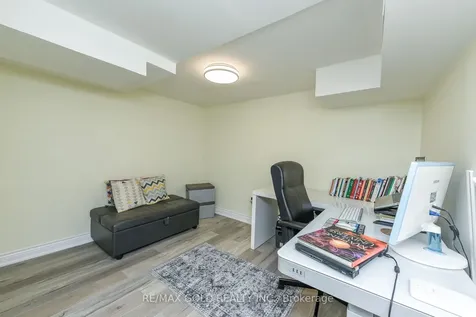 7595 Wrenwood Crescent Mississauga ON L4T 2V8