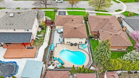 25 Bloorlea Crescent Toronto ON M9B 1P2