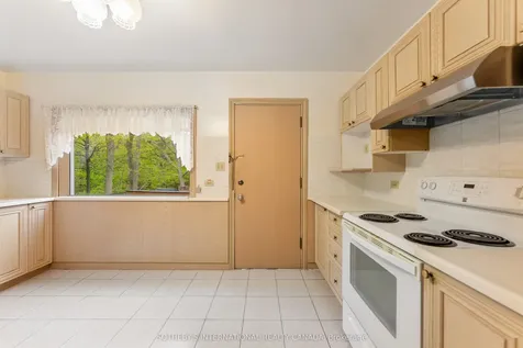 15 Saxony Crescent Toronto ON M9P 1S2