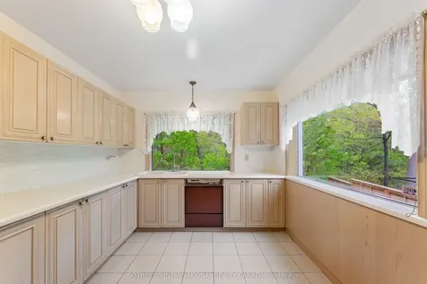 15 Saxony Crescent Toronto ON M9P 1S2
