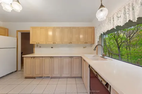 15 Saxony Crescent Toronto ON M9P 1S2