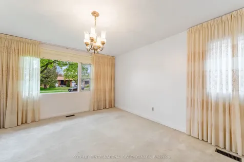 15 Saxony Crescent Toronto ON M9P 1S2