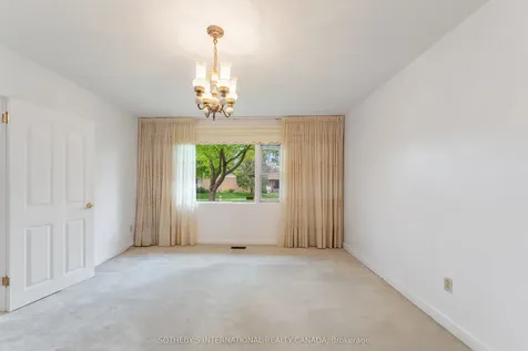 15 Saxony Crescent Toronto ON M9P 1S2