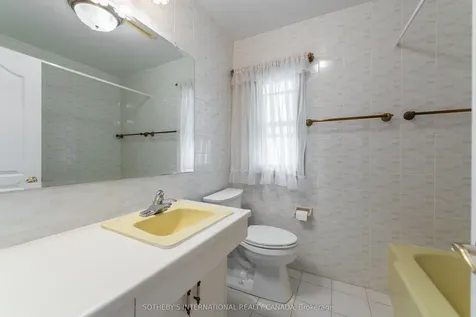 15 Saxony Crescent Toronto ON M9P 1S2