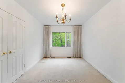 15 Saxony Crescent Toronto ON M9P 1S2