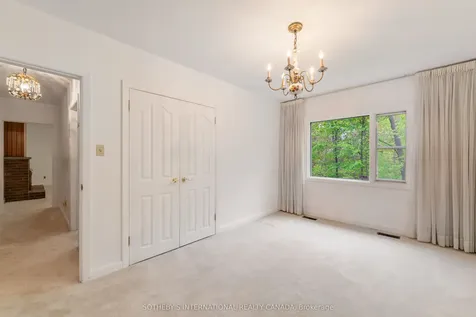 15 Saxony Crescent Toronto ON M9P 1S2