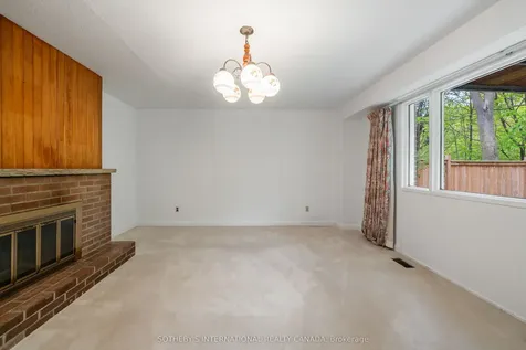 15 Saxony Crescent Toronto ON M9P 1S2