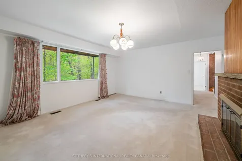 15 Saxony Crescent Toronto ON M9P 1S2