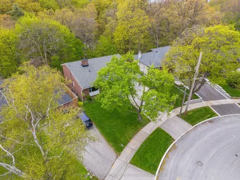 15 Saxony Crescent Toronto ON M9P 1S2