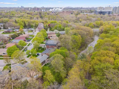 15 Saxony Crescent Toronto ON M9P 1S2
