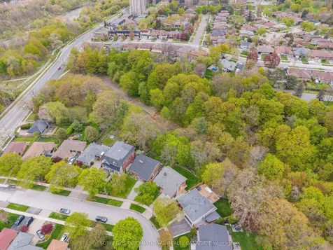 15 Saxony Crescent Toronto ON M9P 1S2