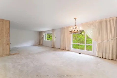 15 Saxony Crescent Toronto ON M9P 1S2