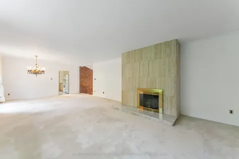 15 Saxony Crescent Toronto ON M9P 1S2