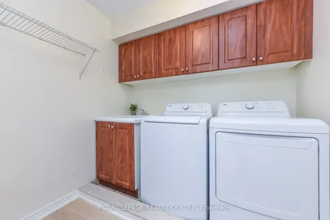60 Rosewood Avenue Mississauga ON L5G 4W2