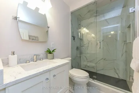 60 Rosewood Avenue Mississauga ON L5G 4W2