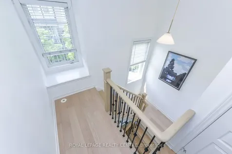 60 Rosewood Avenue Mississauga ON L5G 4W2