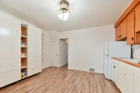 212 Silverthorn Avenue Toronto ON M6N 3K4