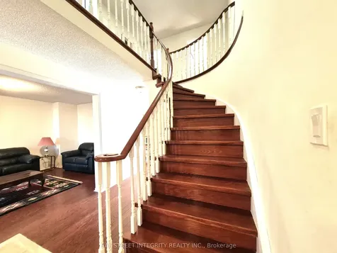 5132 Guildwood Way Mississauga ON L5R 2S7