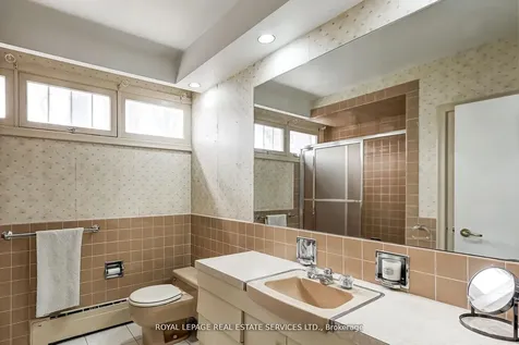 32 Edenbrook Hill Toronto ON M9A 3Z6