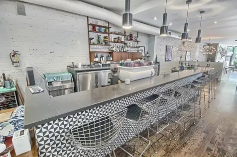 3047 Dundas Street W Toronto ON M6P 1Z5
