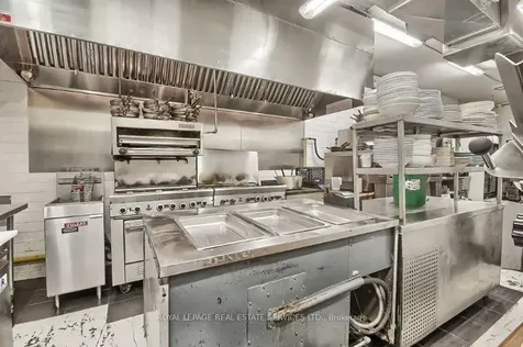 3047 Dundas Street W Toronto ON M6P 1Z5