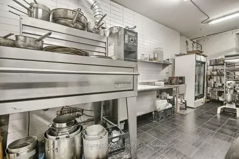 3047 Dundas Street W Toronto ON M6P 1Z5