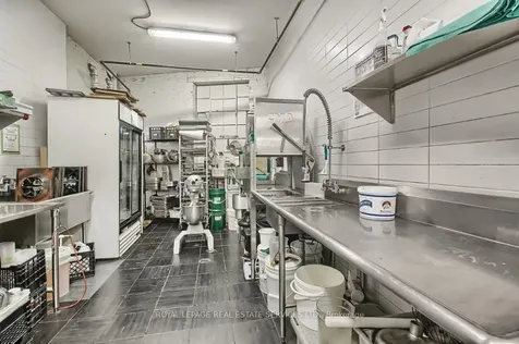 3047 Dundas Street W Toronto ON M6P 1Z5