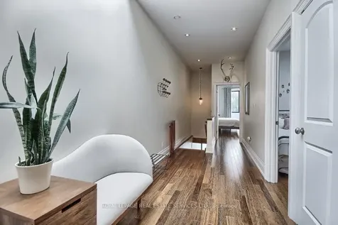 3047 Dundas Street W Toronto ON M6P 1Z5