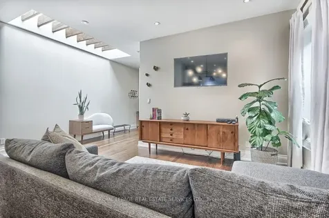 3047 Dundas Street W Toronto ON M6P 1Z5