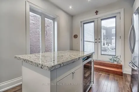 3047 Dundas Street W Toronto ON M6P 1Z5