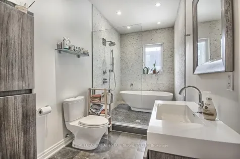 3047 Dundas Street W Toronto ON M6P 1Z5