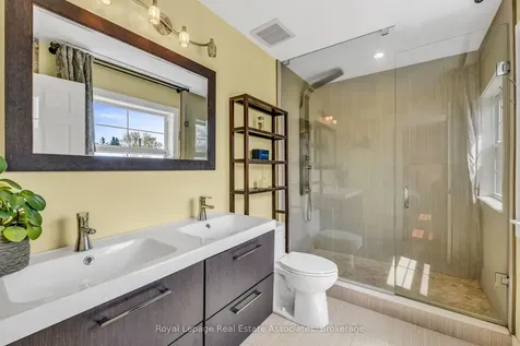 1043 Shaw Drive Mississauga ON L5G 3Z3