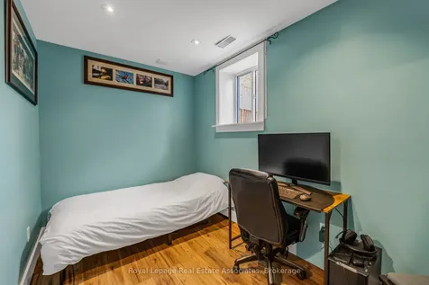 1043 Shaw Drive Mississauga ON L5G 3Z3