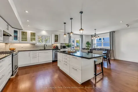 1043 Shaw Drive Mississauga ON L5G 3Z3