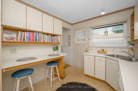 6 Deanefield Crescent Toronto ON M9B 3B3