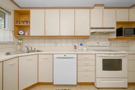 6 Deanefield Crescent Toronto ON M9B 3B3