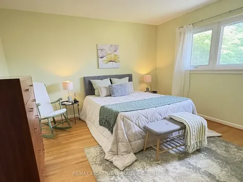 6 Deanefield Crescent Toronto ON M9B 3B3