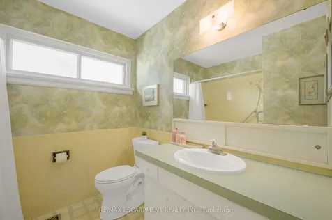 6 Deanefield Crescent Toronto ON M9B 3B3