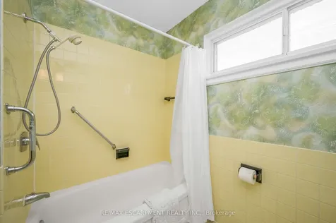6 Deanefield Crescent Toronto ON M9B 3B3
