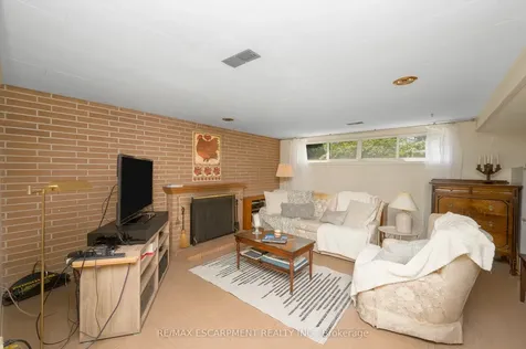 6 Deanefield Crescent Toronto ON M9B 3B3