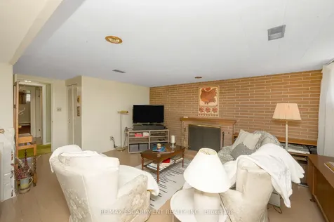 6 Deanefield Crescent Toronto ON M9B 3B3