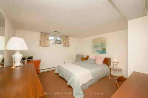 6 Deanefield Crescent Toronto ON M9B 3B3
