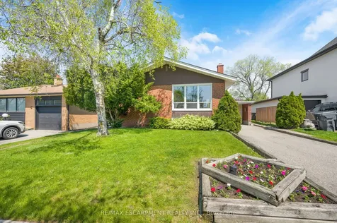 6 Deanefield Crescent Toronto ON M9B 3B3