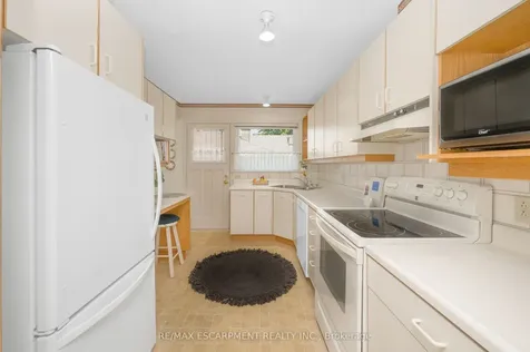 6 Deanefield Crescent Toronto ON M9B 3B3