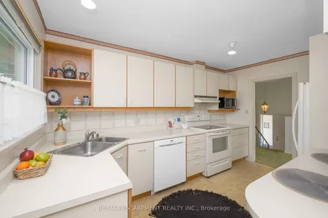 6 Deanefield Crescent Toronto ON M9B 3B3