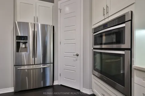 3205 Violet Gardens Oakville ON L6M 1L5
