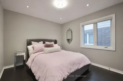 3205 Violet Gardens Oakville ON L6M 1L5