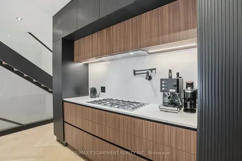 20B Broadview Avenue Mississauga ON L5H 2S8